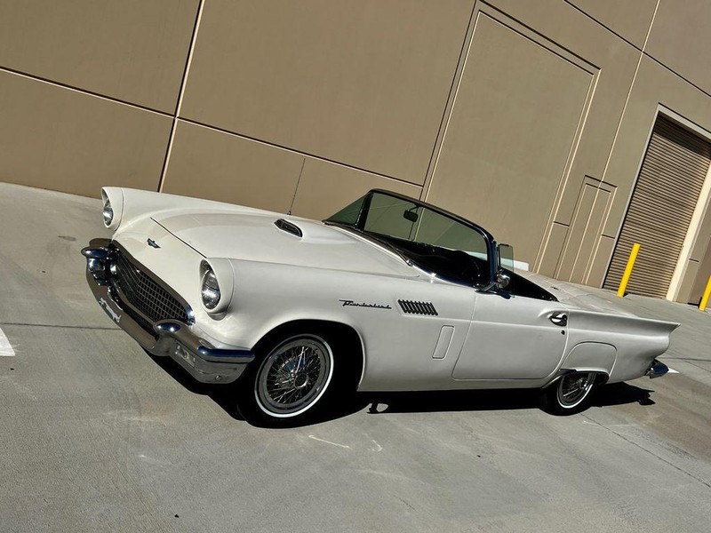 Ford Thunderbird Vehicle Full-screen Gallery Image 18
