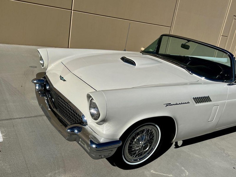 Ford Thunderbird Vehicle Full-screen Gallery Image 19