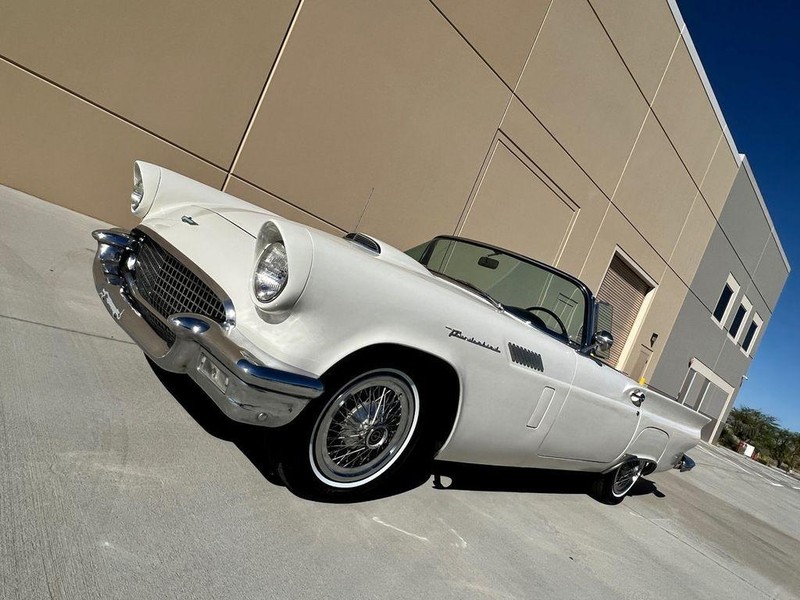 Ford Thunderbird Vehicle Full-screen Gallery Image 20