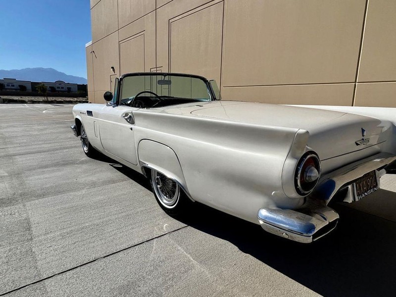 Ford Thunderbird Vehicle Full-screen Gallery Image 21