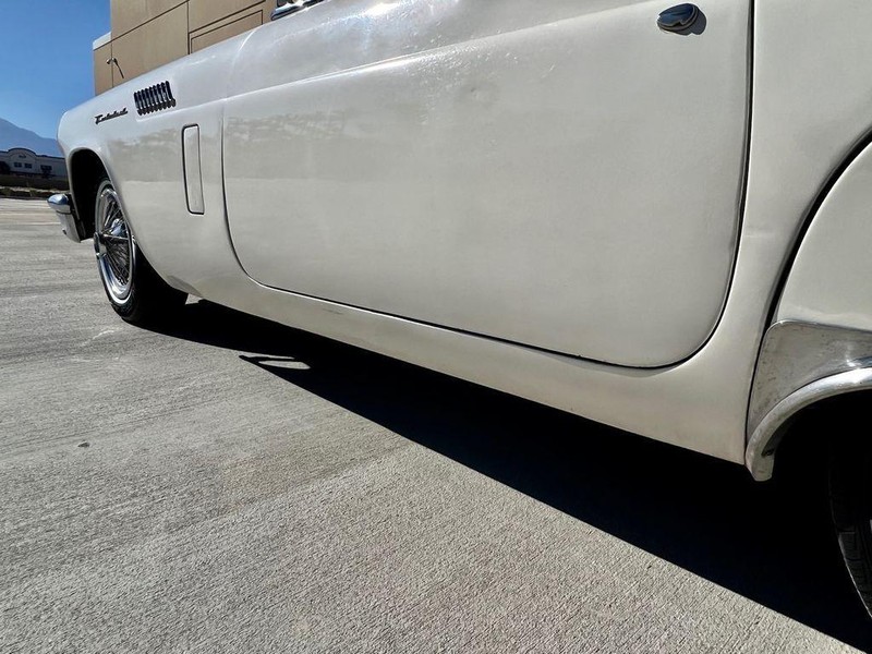 Ford Thunderbird Vehicle Full-screen Gallery Image 23