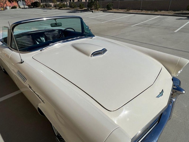 Ford Thunderbird Vehicle Full-screen Gallery Image 25
