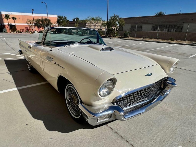 Ford Thunderbird Vehicle Full-screen Gallery Image 26