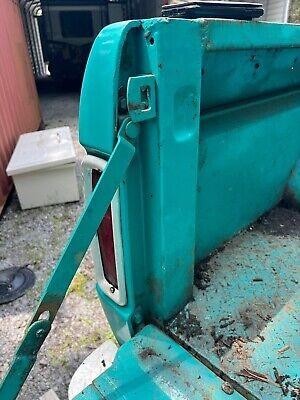 Ford F-100 Vehicle Full-screen Gallery Image 06