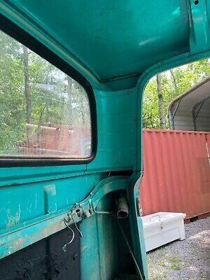 Ford F-100 Vehicle Full-screen Gallery Image 08