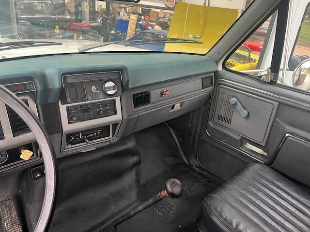 Ford Super Duty F-750 Vehicle Full-screen Gallery Image 04