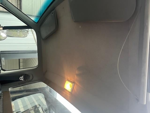 Ford Super Duty F-750 Vehicle Full-screen Gallery Image 15