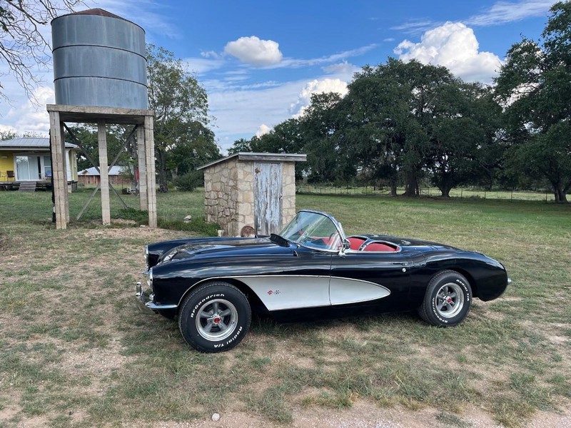 Chevrolet Corvette Vehicle Full-screen Gallery Image 02