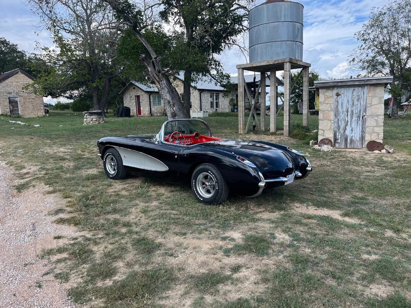Chevrolet Corvette Vehicle Full-screen Gallery Image 03