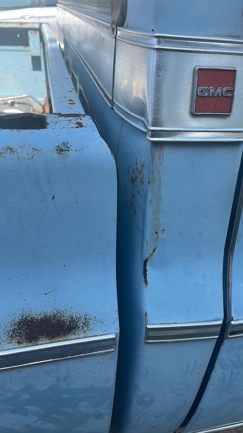 GMC Sierra C/K1500 Vehicle Full-screen Gallery Image 10