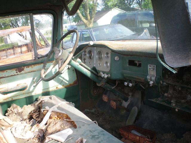 GMC Big Window Short Bed Vehicle Full-screen Gallery Image 03