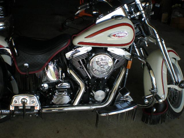 Harley-Davidson FLSTS Heritage Springer Vehicle Full-screen Gallery Image 02