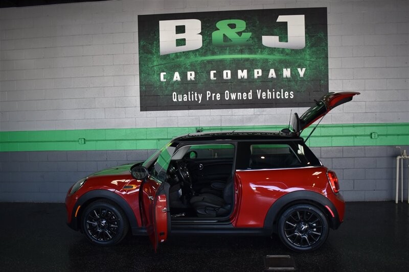 MINI Cooper Hardtop Vehicle Full-screen Gallery Image 07