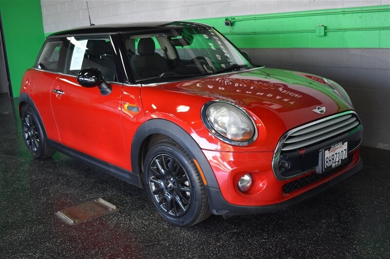 MINI Cooper Hardtop Vehicle Full-screen Gallery Image 08