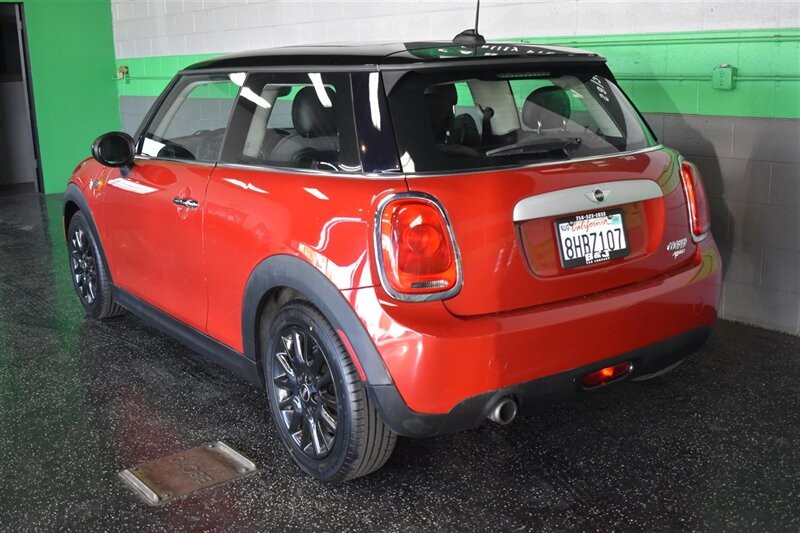 MINI Cooper Hardtop Vehicle Full-screen Gallery Image 10