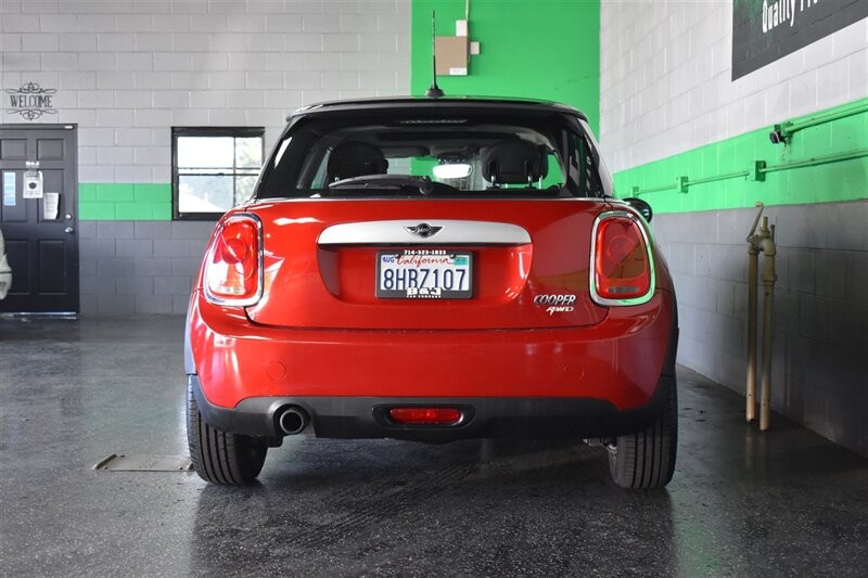 MINI Cooper Hardtop Vehicle Full-screen Gallery Image 11