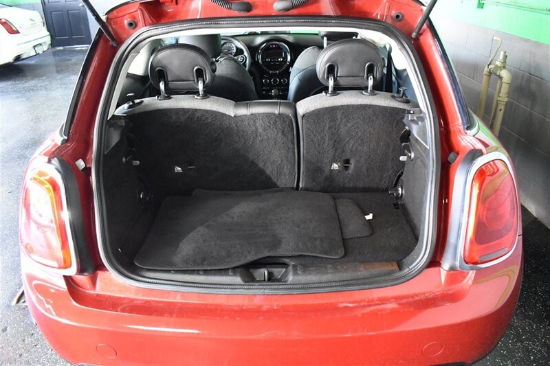 MINI Cooper Hardtop Vehicle Full-screen Gallery Image 12