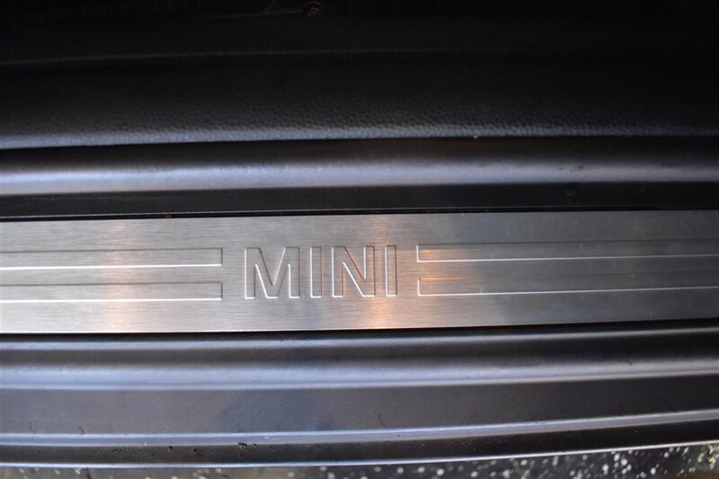 MINI Cooper Hardtop Vehicle Full-screen Gallery Image 13