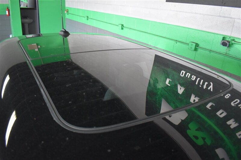 MINI Cooper Hardtop Vehicle Full-screen Gallery Image 14