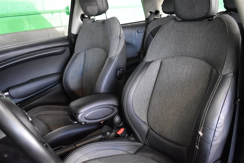 MINI Cooper Hardtop Vehicle Full-screen Gallery Image 17