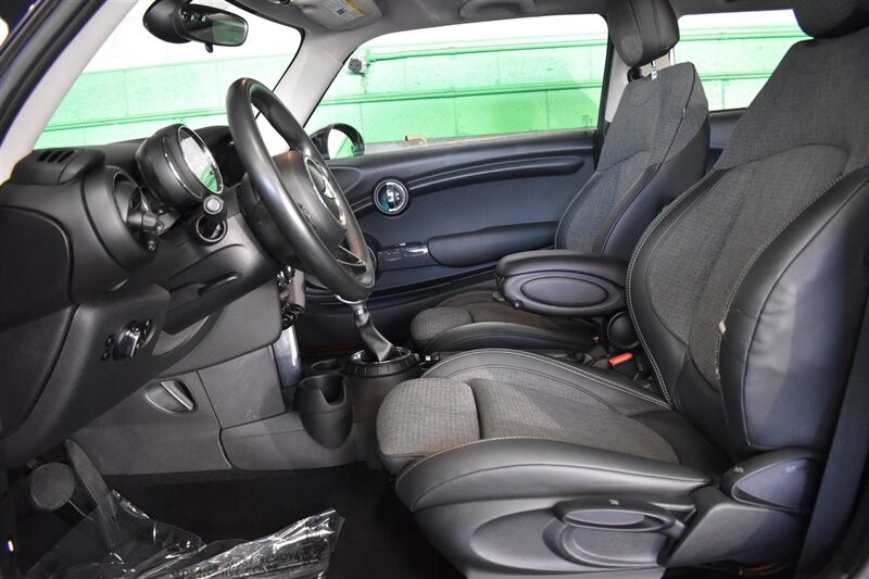 MINI Cooper Hardtop Vehicle Full-screen Gallery Image 18