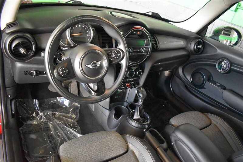 MINI Cooper Hardtop Vehicle Full-screen Gallery Image 19