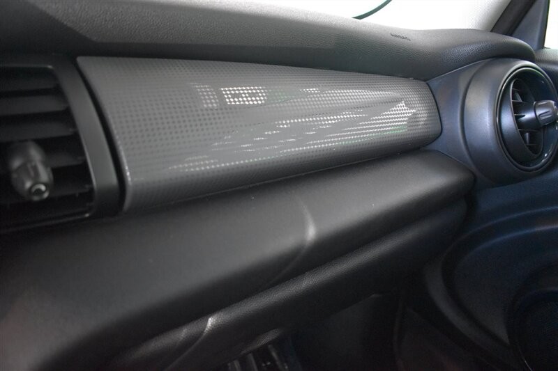 MINI Cooper Hardtop Vehicle Full-screen Gallery Image 20