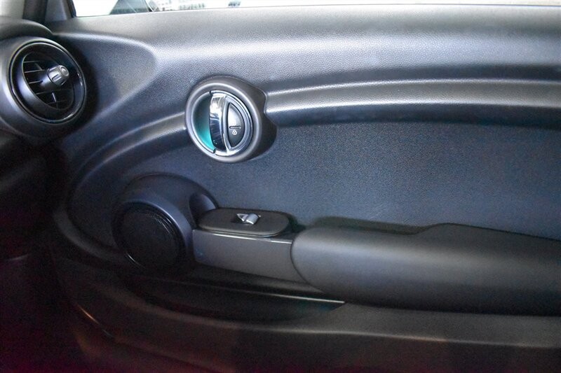 MINI Cooper Hardtop Vehicle Full-screen Gallery Image 21