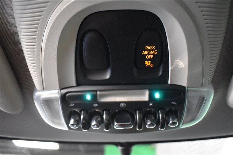 MINI Cooper Hardtop Vehicle Full-screen Gallery Image 22