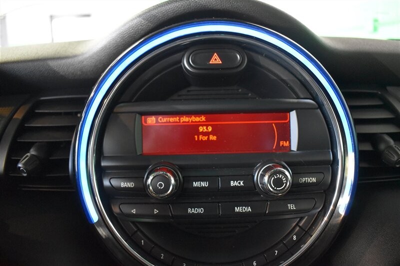 MINI Cooper Hardtop Vehicle Full-screen Gallery Image 25