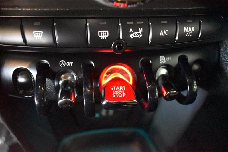 MINI Cooper Hardtop Vehicle Full-screen Gallery Image 28