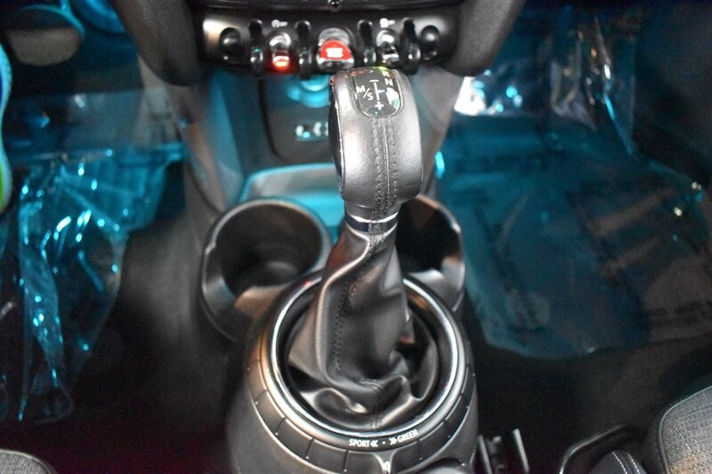 MINI Cooper Hardtop Vehicle Full-screen Gallery Image 29