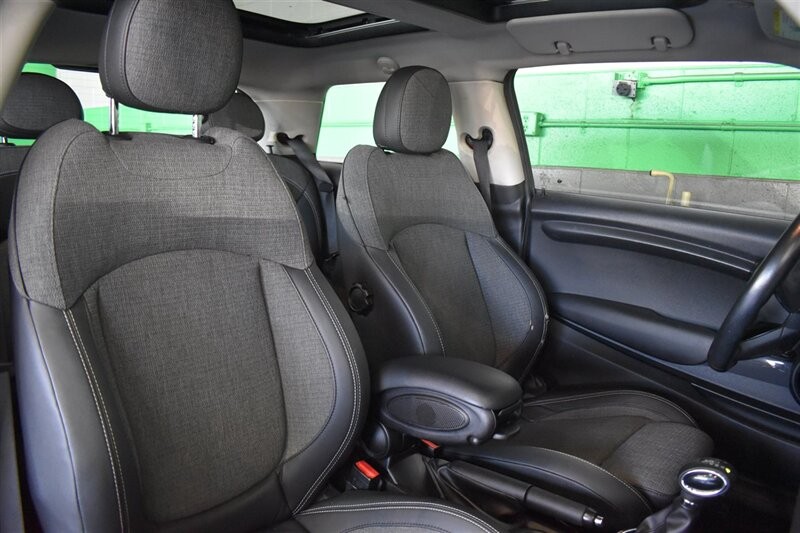 MINI Cooper Hardtop Vehicle Full-screen Gallery Image 30