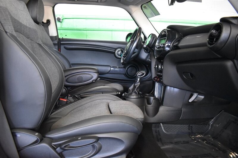 MINI Cooper Hardtop Vehicle Full-screen Gallery Image 31