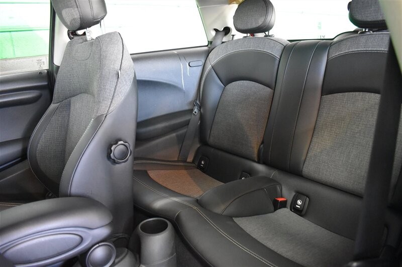 MINI Cooper Hardtop Vehicle Full-screen Gallery Image 33