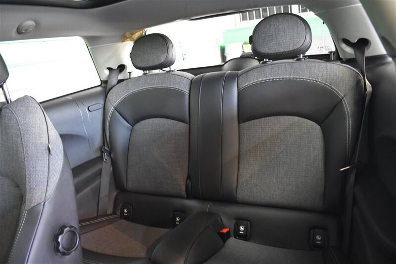 MINI Cooper Hardtop Vehicle Full-screen Gallery Image 34