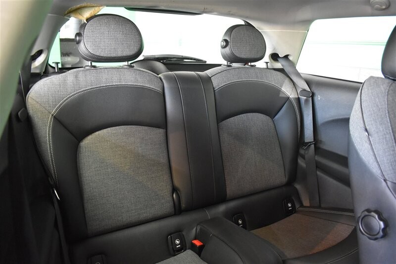 MINI Cooper Hardtop Vehicle Full-screen Gallery Image 35