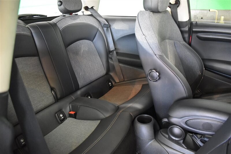 MINI Cooper Hardtop Vehicle Full-screen Gallery Image 36