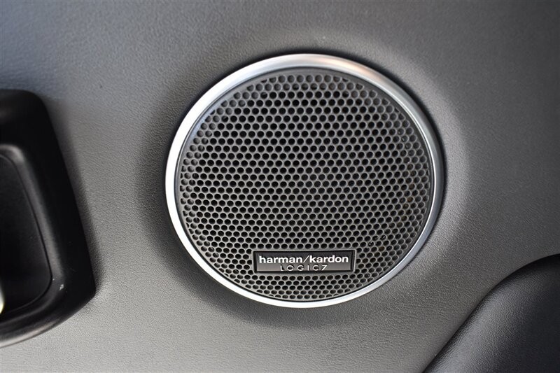 Land Rover Range Rover Vehicle Full-screen Gallery Image 16