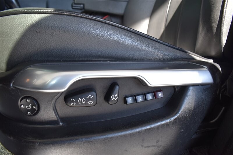 Land Rover Range Rover Vehicle Full-screen Gallery Image 25