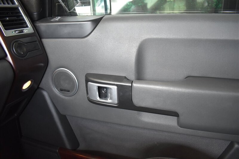 Land Rover Range Rover Vehicle Full-screen Gallery Image 29