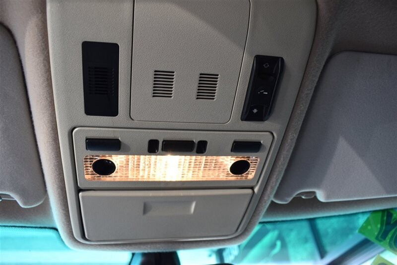 Land Rover Range Rover Vehicle Full-screen Gallery Image 36