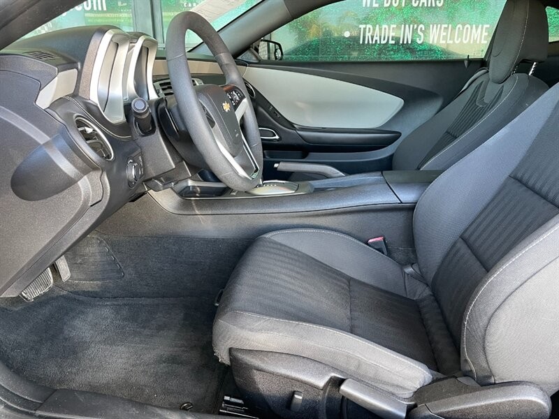 Chevrolet Camaro Vehicle Full-screen Gallery Image 17