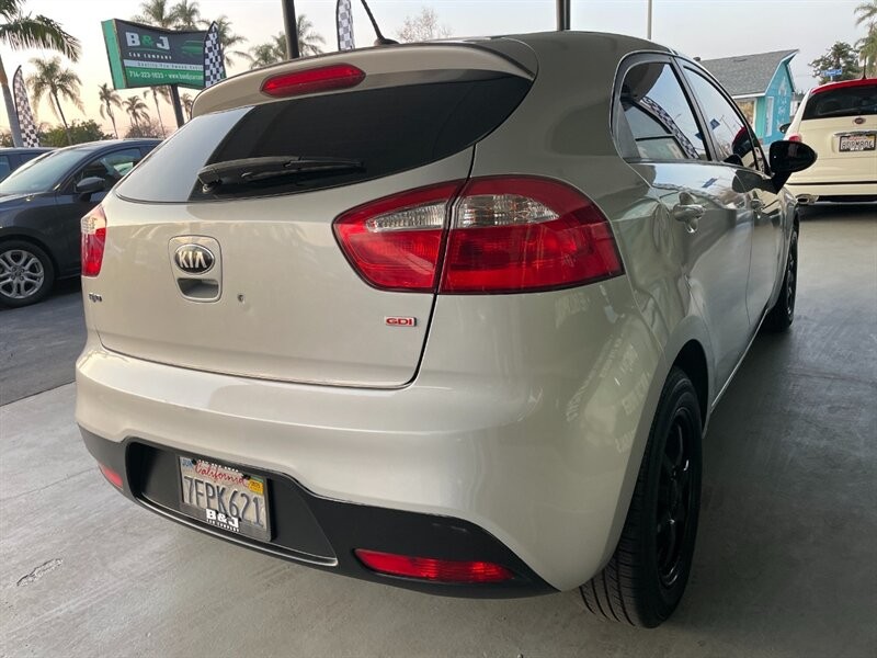 Kia Rio Vehicle Full-screen Gallery Image 11