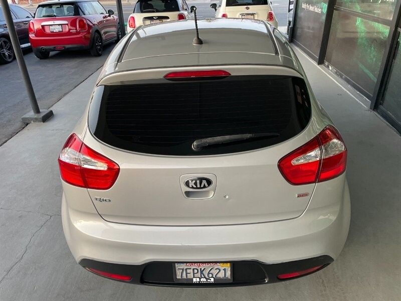Kia Rio Vehicle Full-screen Gallery Image 15