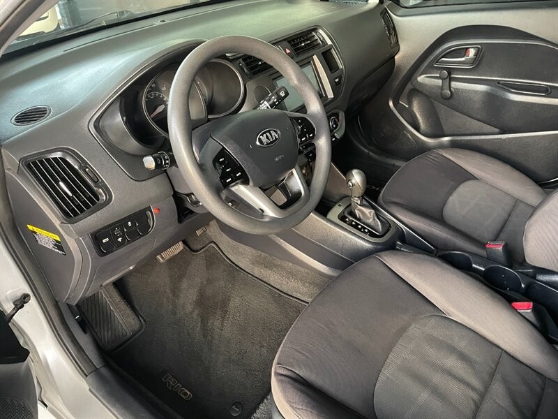 Kia Rio Vehicle Full-screen Gallery Image 16