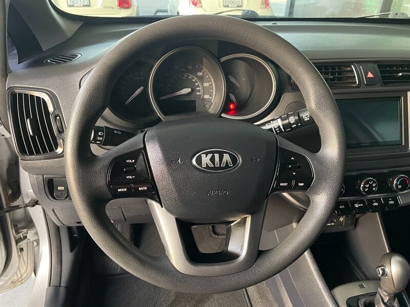 Kia Rio Vehicle Full-screen Gallery Image 19