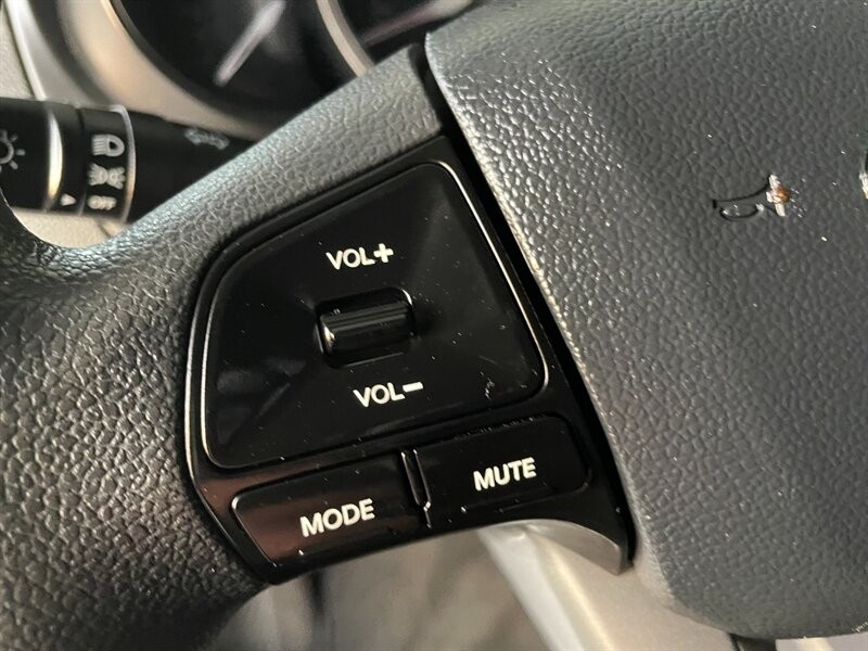 Kia Rio Vehicle Full-screen Gallery Image 20