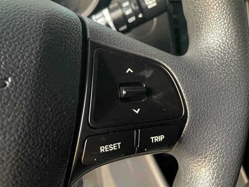 Kia Rio Vehicle Full-screen Gallery Image 21