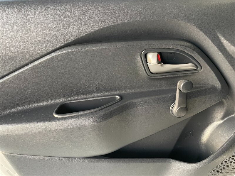 Kia Rio Vehicle Full-screen Gallery Image 22